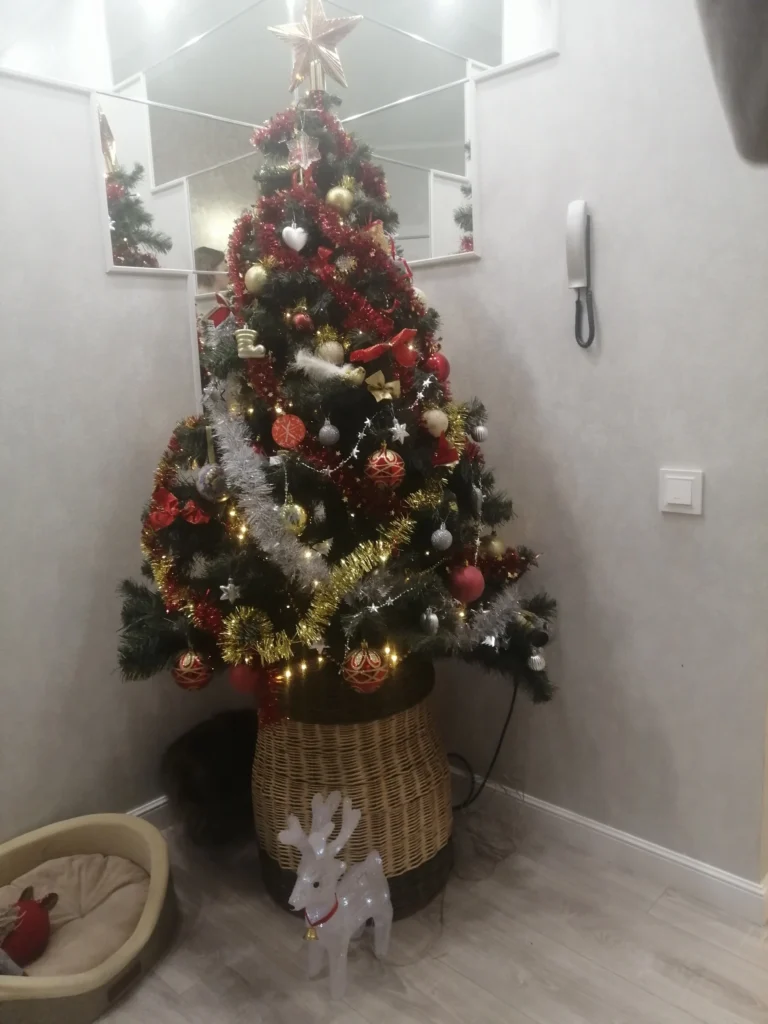 на стуле елка